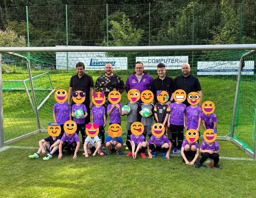 Die G2 des SC VelpeSüd in den neuen lila Trikots vor dem Tor, dahinter Trainer und Stefan Zehe